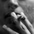 Kézben füstölő cigaretta